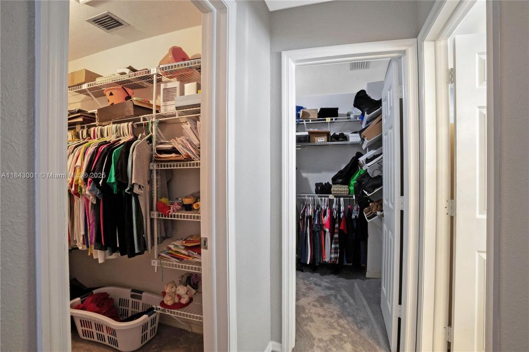 合同活跃: $1,025,000 (5 贝兹, 4 浴室, 3792 平方英尺)