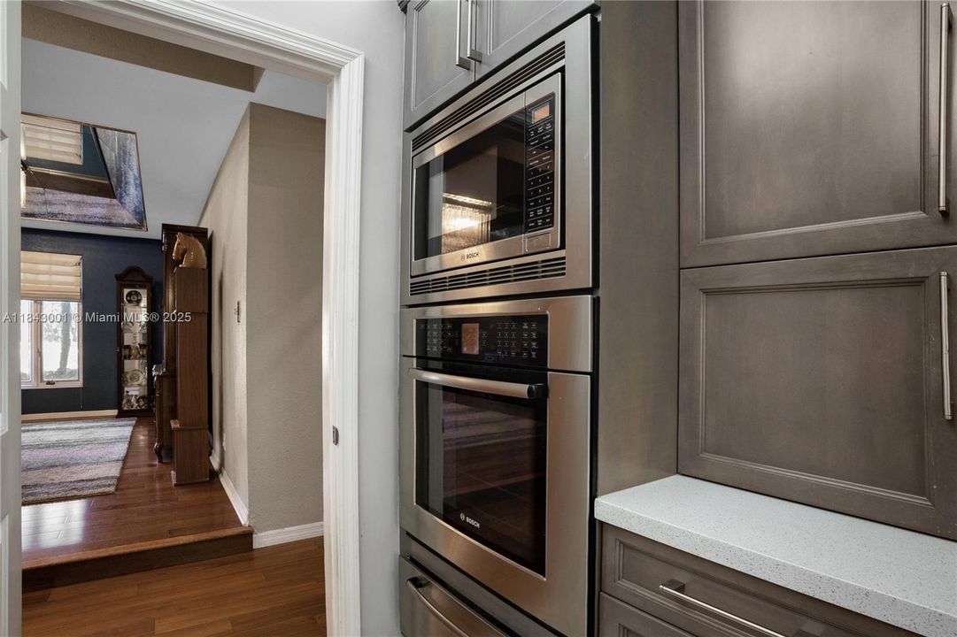 合同活跃: $1,025,000 (5 贝兹, 4 浴室, 3792 平方英尺)