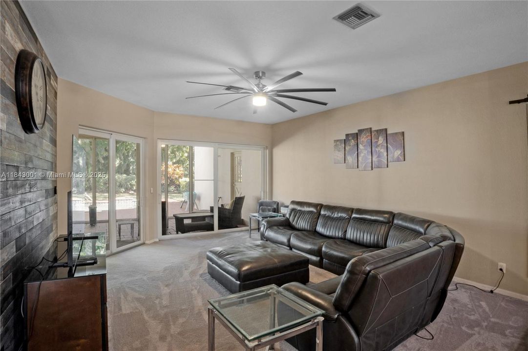 合同活跃: $1,025,000 (5 贝兹, 4 浴室, 3792 平方英尺)