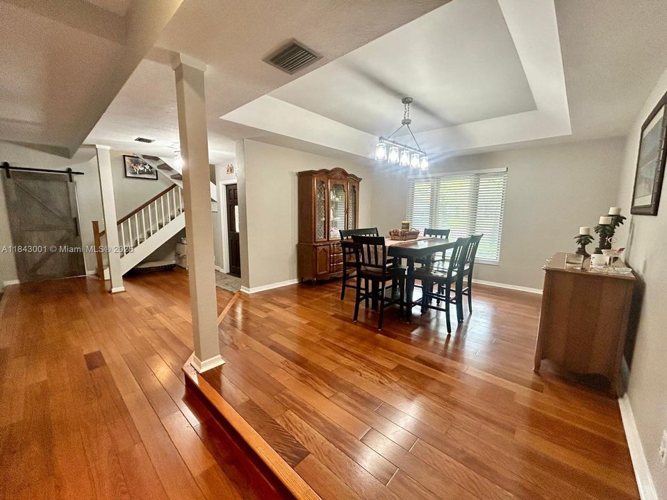 合同活跃: $1,025,000 (5 贝兹, 4 浴室, 3792 平方英尺)