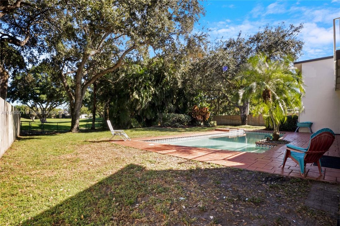 合同活跃: $1,025,000 (5 贝兹, 4 浴室, 3792 平方英尺)