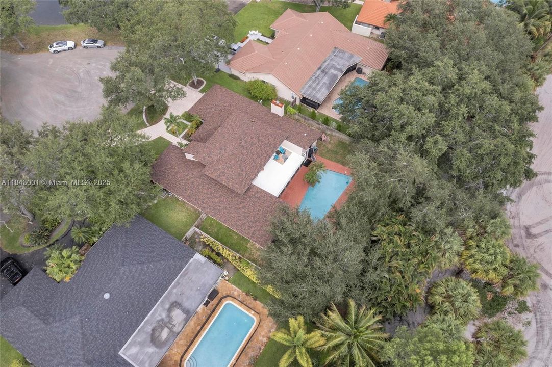 合同活跃: $1,025,000 (5 贝兹, 4 浴室, 3792 平方英尺)