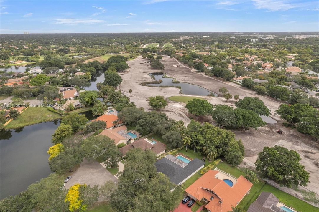 合同活跃: $1,025,000 (5 贝兹, 4 浴室, 3792 平方英尺)