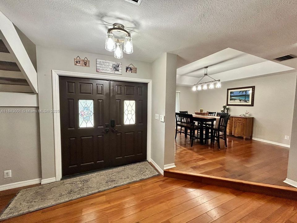 合同活跃: $1,025,000 (5 贝兹, 4 浴室, 3792 平方英尺)