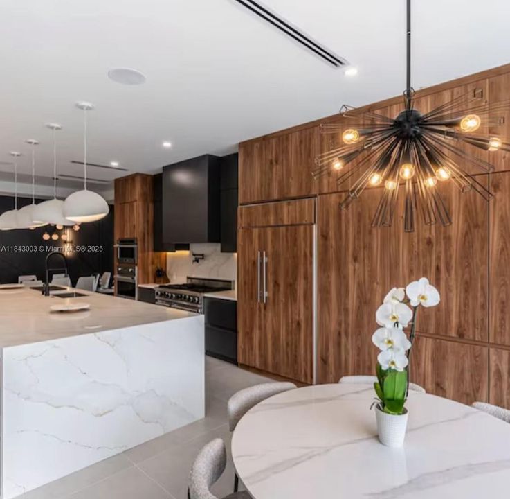 Recientemente alquilado: $55,000 (5 camas, 5 baños, 7401 Pies cuadrados)