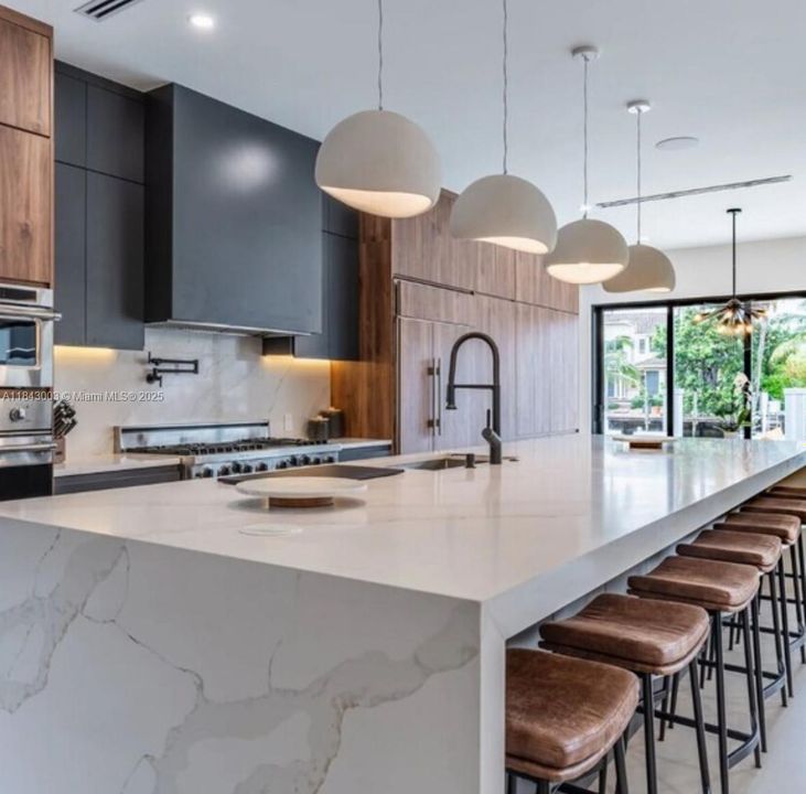 Recientemente alquilado: $55,000 (5 camas, 5 baños, 7401 Pies cuadrados)