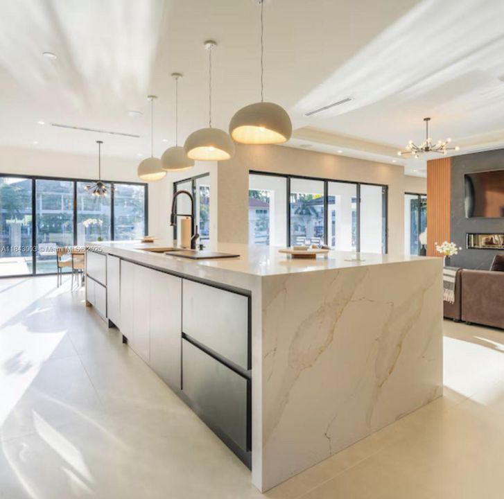 Recientemente alquilado: $55,000 (5 camas, 5 baños, 7401 Pies cuadrados)