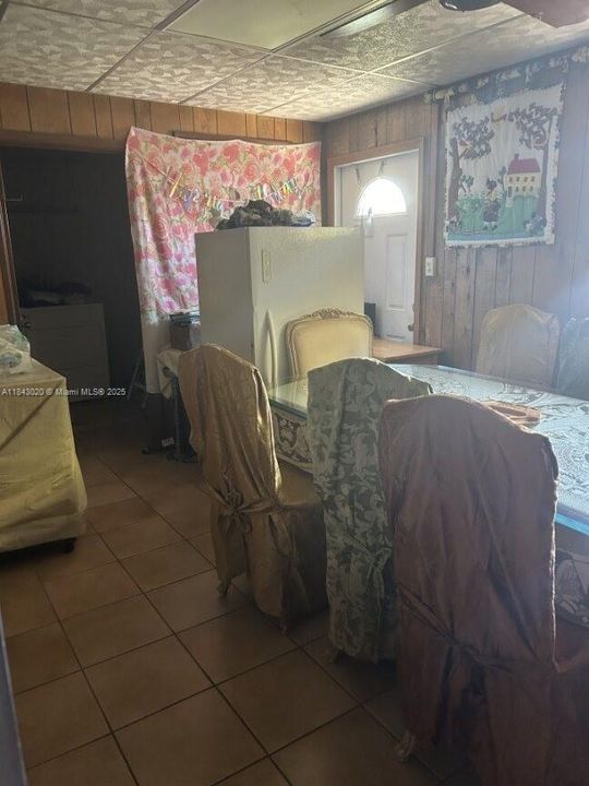 Vendido Recientemente: $399,900 (4 camas, 2 baños, 1598 Pies cuadrados)