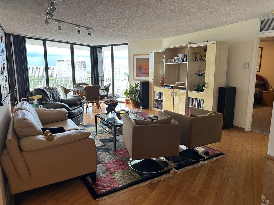 待售: $329,000 (2 贝兹, 2 浴室, 1268 平方英尺)