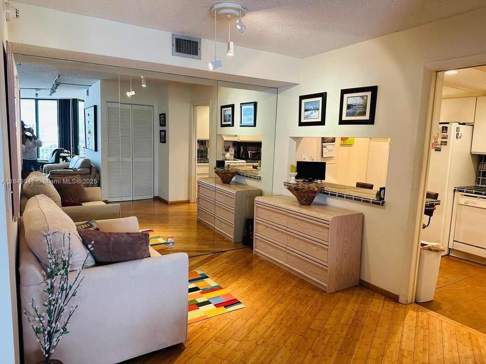 待售: $329,000 (2 贝兹, 2 浴室, 1268 平方英尺)