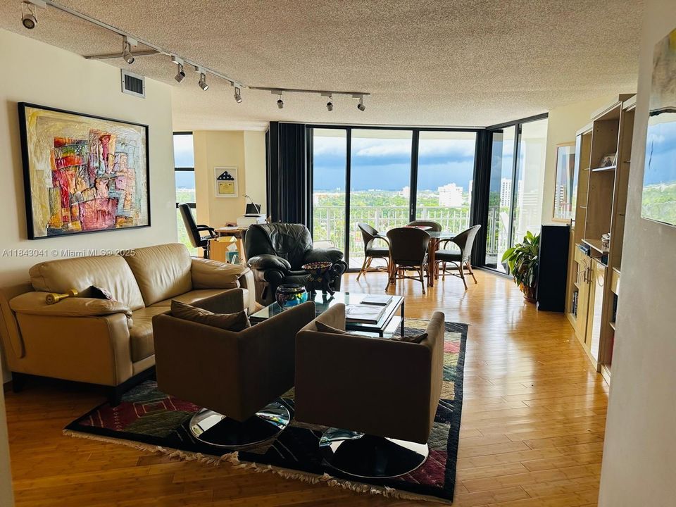 待售: $329,000 (2 贝兹, 2 浴室, 1268 平方英尺)