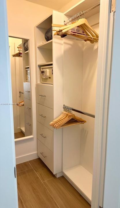 Mater walk in with safe box