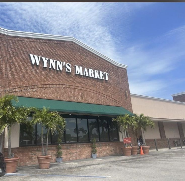 supermarket 1 block away, walking distance