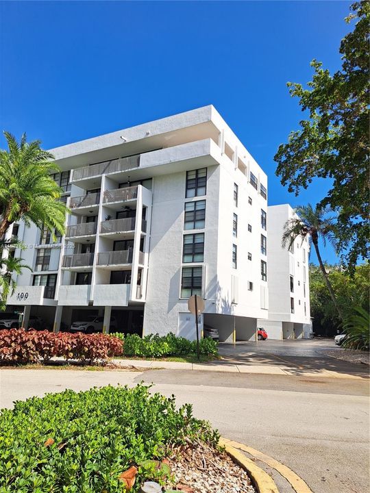 Active With Contract: $2,850 (1 beds, 1 baths, 870 Square Feet)