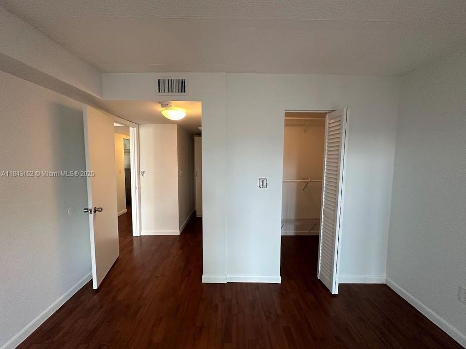 Active With Contract: $2,850 (1 beds, 1 baths, 870 Square Feet)