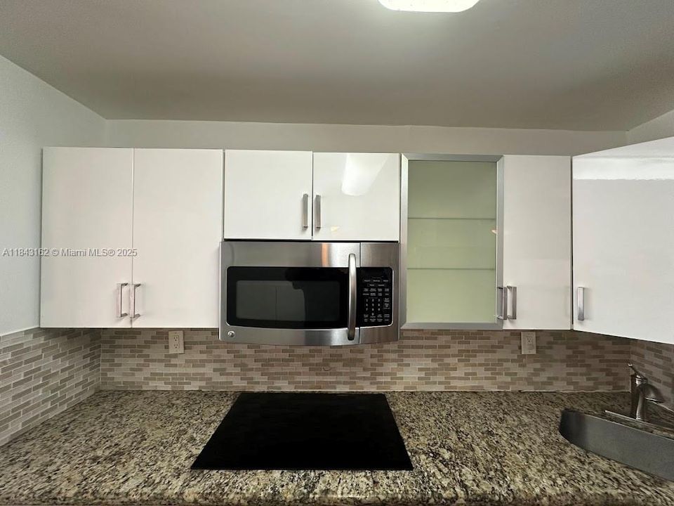 Active With Contract: $2,850 (1 beds, 1 baths, 870 Square Feet)