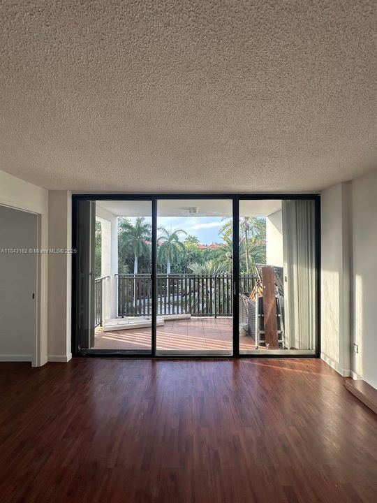Active With Contract: $2,850 (1 beds, 1 baths, 870 Square Feet)