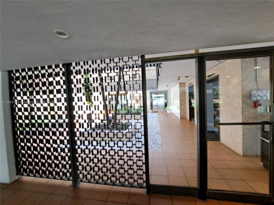 Active With Contract: $2,850 (1 beds, 1 baths, 870 Square Feet)