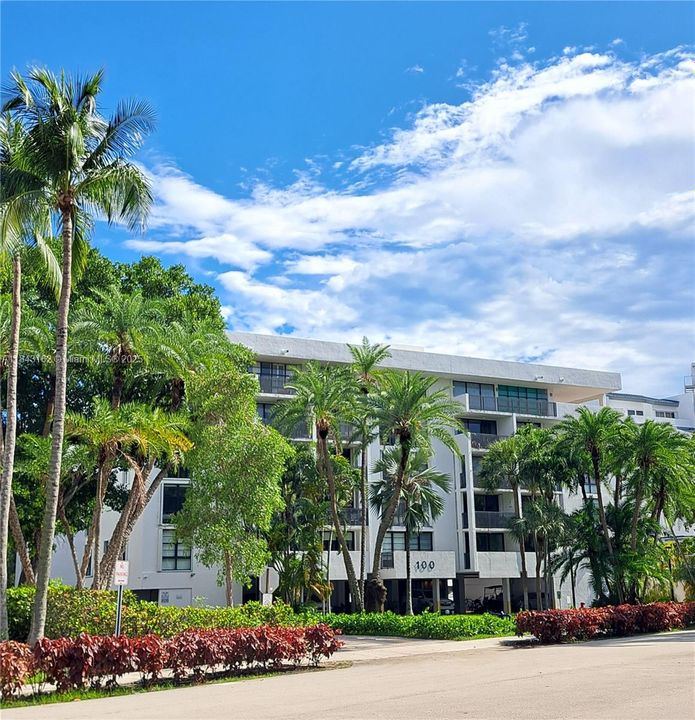 Active With Contract: $2,850 (1 beds, 1 baths, 870 Square Feet)