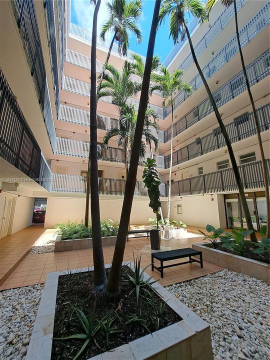 Active With Contract: $2,850 (1 beds, 1 baths, 870 Square Feet)