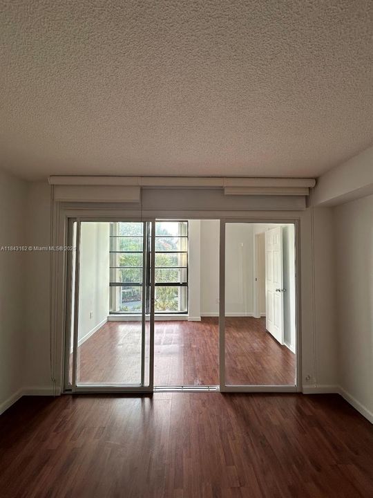 Active With Contract: $2,850 (1 beds, 1 baths, 870 Square Feet)