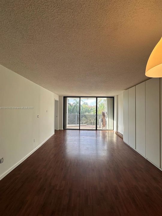 Active With Contract: $2,850 (1 beds, 1 baths, 870 Square Feet)