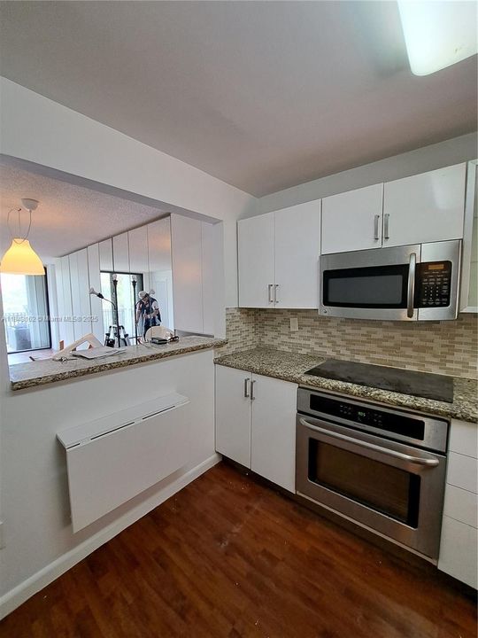 Active With Contract: $2,850 (1 beds, 1 baths, 870 Square Feet)