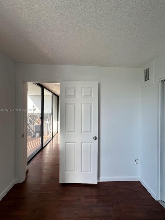 Active With Contract: $2,850 (1 beds, 1 baths, 870 Square Feet)
