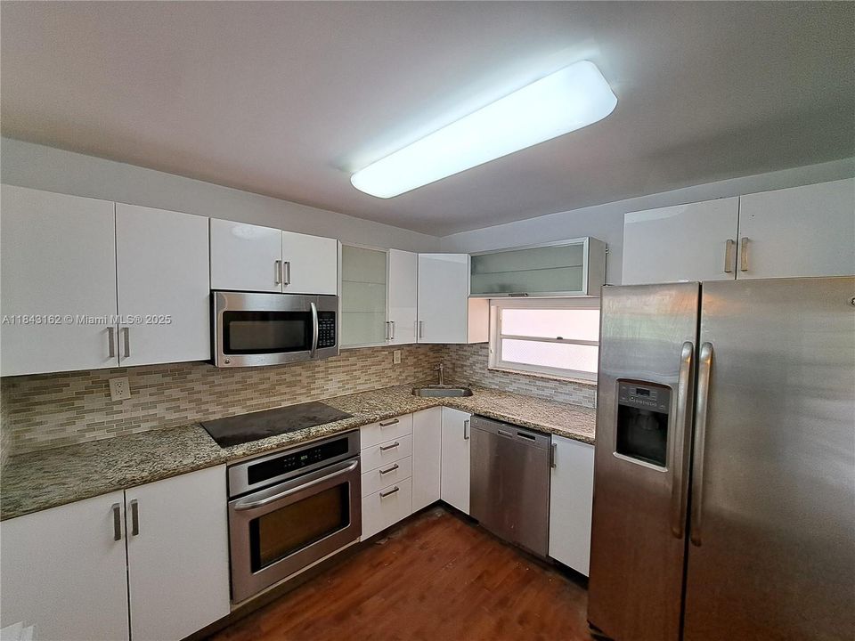 Active With Contract: $2,850 (1 beds, 1 baths, 870 Square Feet)
