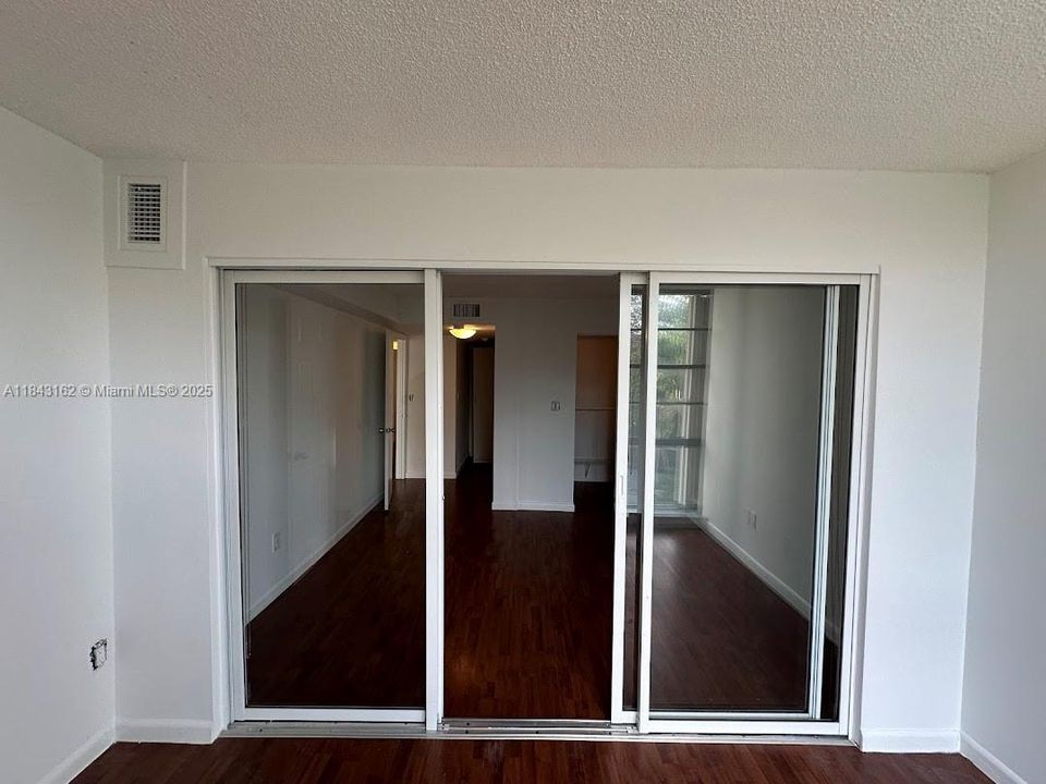 Active With Contract: $2,850 (1 beds, 1 baths, 870 Square Feet)