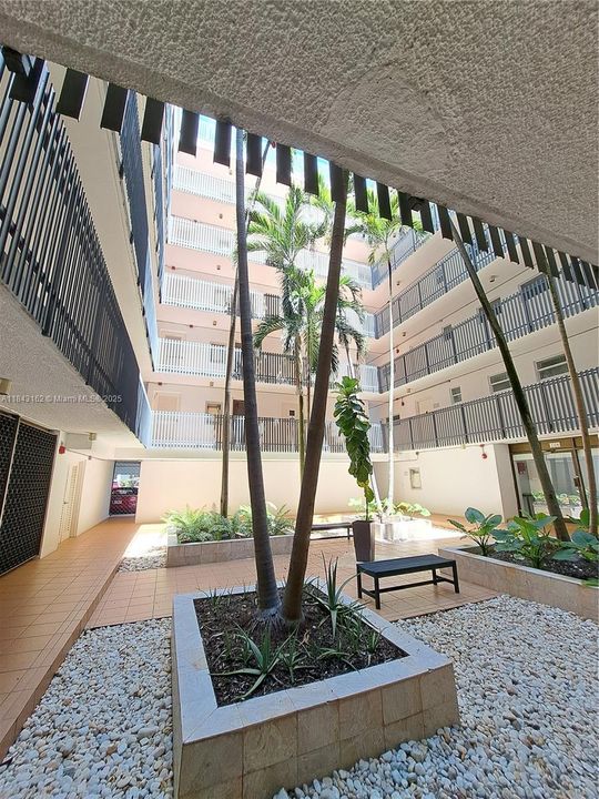 Active With Contract: $2,850 (1 beds, 1 baths, 870 Square Feet)