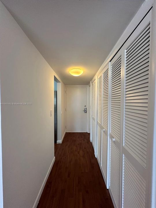 Active With Contract: $2,850 (1 beds, 1 baths, 870 Square Feet)