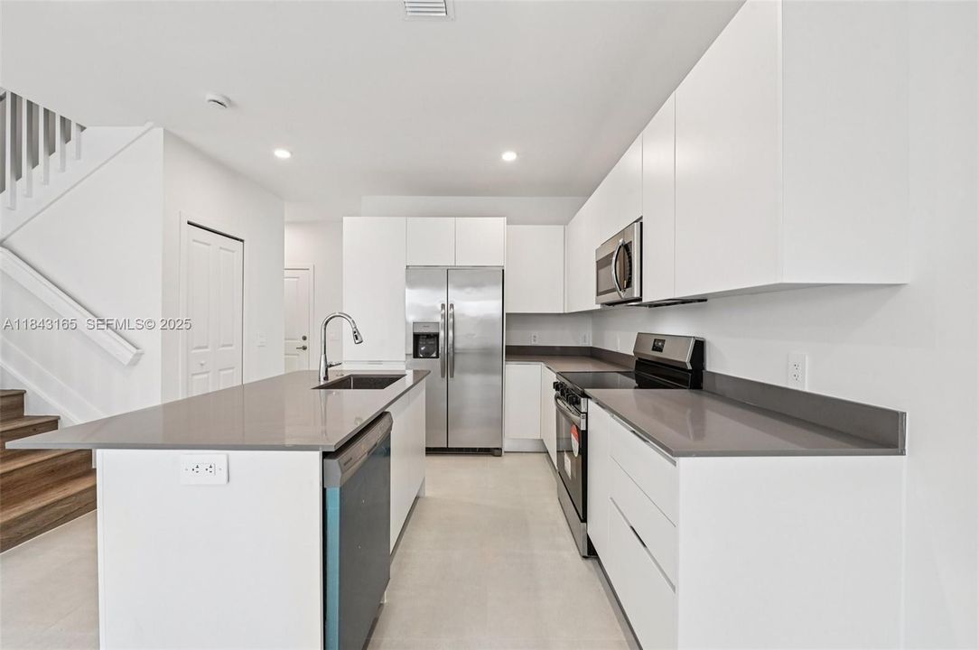 For Rent: $2,600 (3 beds, 2 baths, 1870 Square Feet)