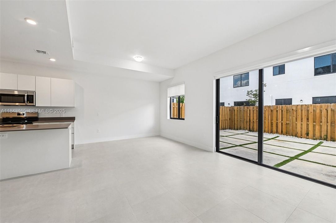 For Rent: $2,600 (3 beds, 2 baths, 1870 Square Feet)