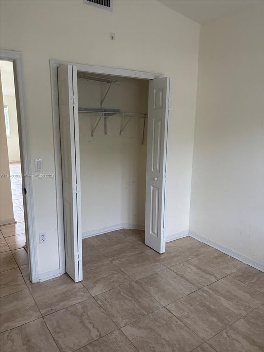 合同活跃: $224,900 (3 贝兹, 2 浴室, 1024 平方英尺)