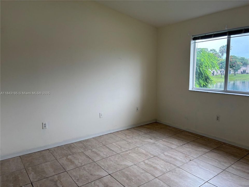 合同活跃: $224,900 (3 贝兹, 2 浴室, 1024 平方英尺)