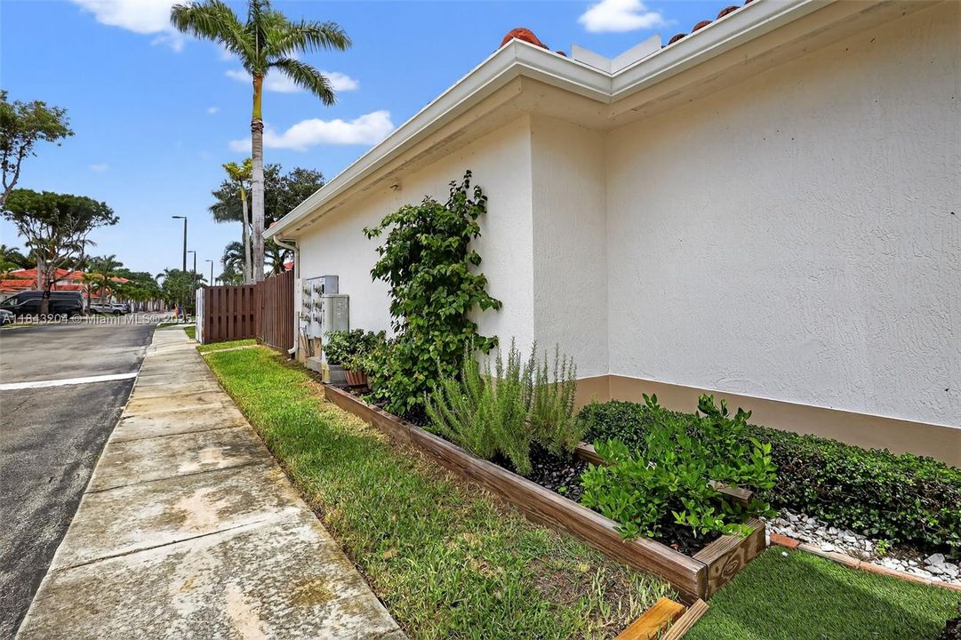 Active With Contract: $499,000 (3 beds, 2 baths, 1212 Square Feet)