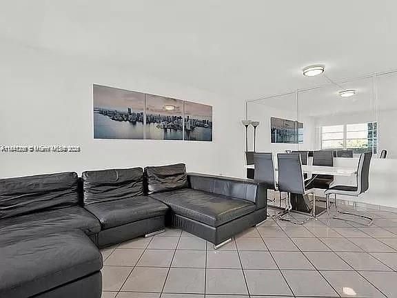 For Sale: $249,000 (1 beds, 1 baths, 653 Square Feet)