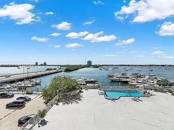 For Sale: $249,000 (1 beds, 1 baths, 653 Square Feet)