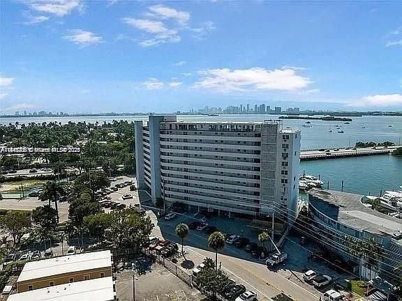 For Sale: $249,000 (1 beds, 1 baths, 653 Square Feet)