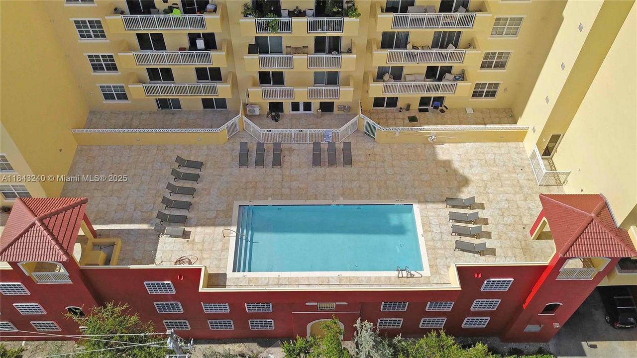 For Sale: $454,000 (2 beds, 2 baths, 920 Square Feet)