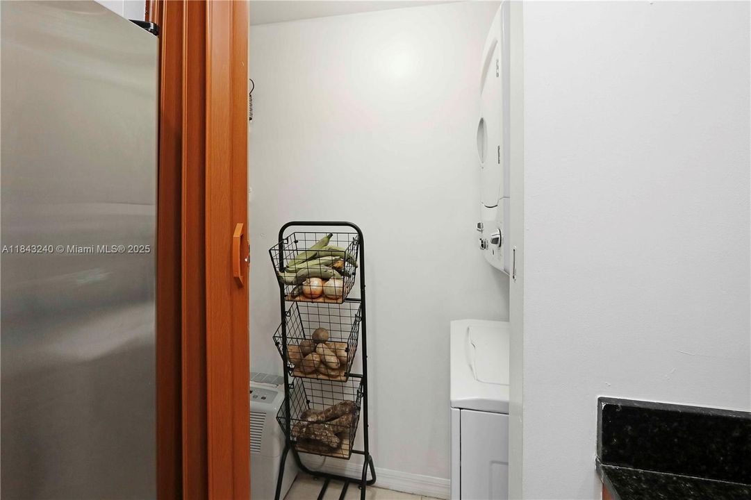 For Sale: $454,000 (2 beds, 2 baths, 920 Square Feet)