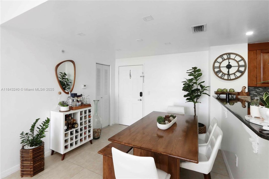 For Sale: $454,000 (2 beds, 2 baths, 920 Square Feet)