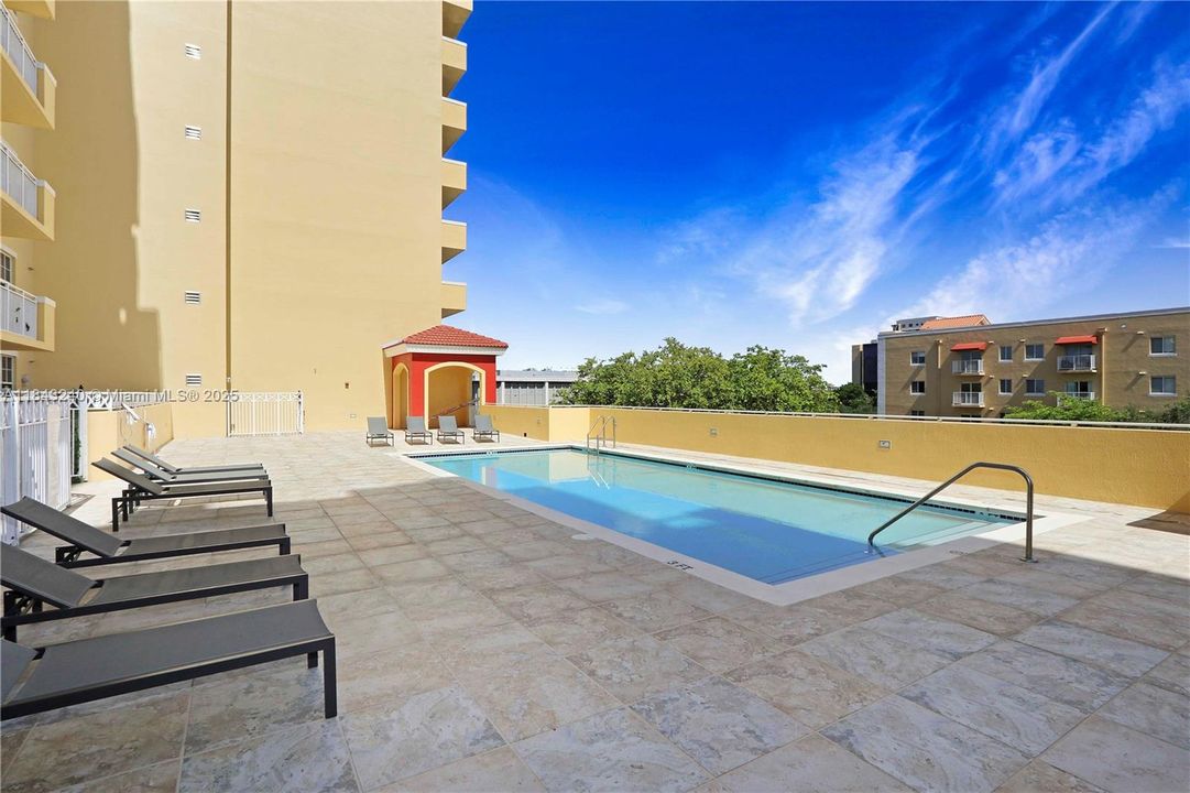 For Sale: $454,000 (2 beds, 2 baths, 920 Square Feet)