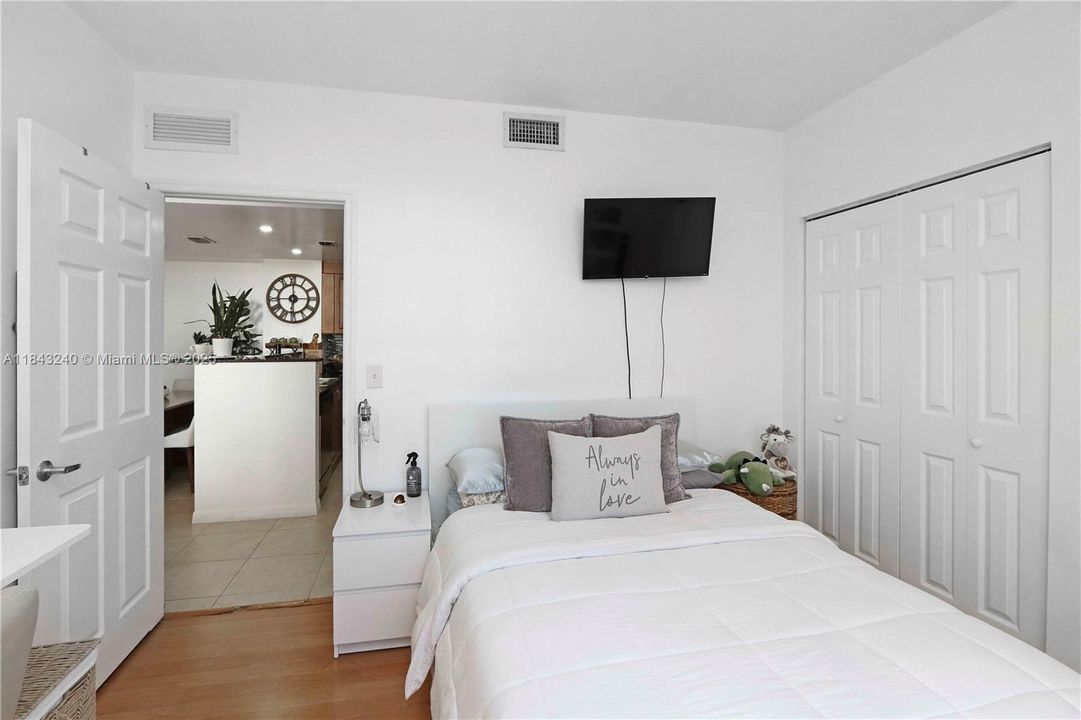 For Sale: $454,000 (2 beds, 2 baths, 920 Square Feet)