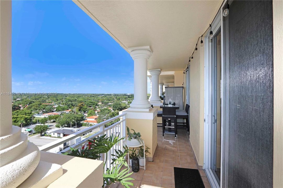 For Sale: $454,000 (2 beds, 2 baths, 920 Square Feet)