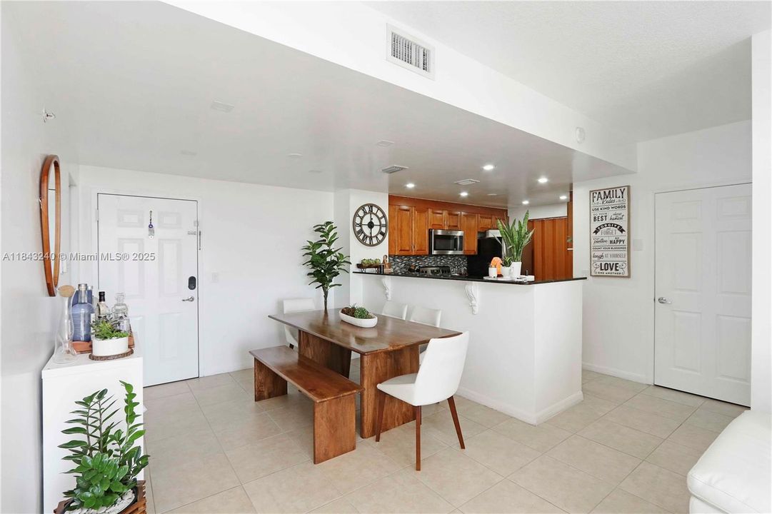For Sale: $454,000 (2 beds, 2 baths, 920 Square Feet)