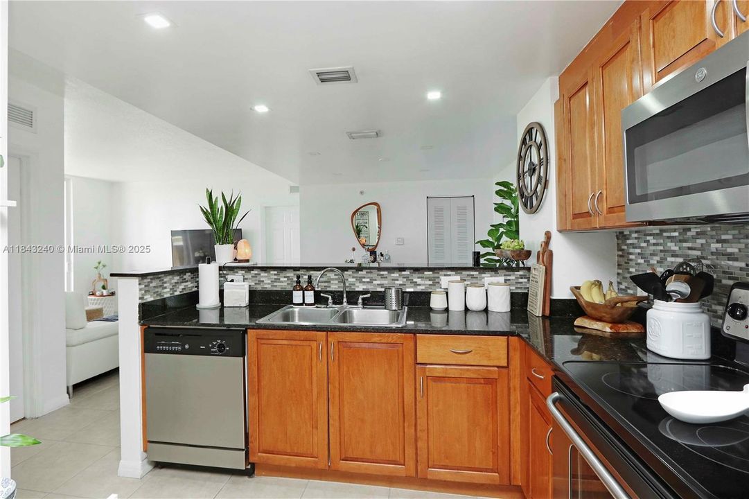 For Sale: $454,000 (2 beds, 2 baths, 920 Square Feet)