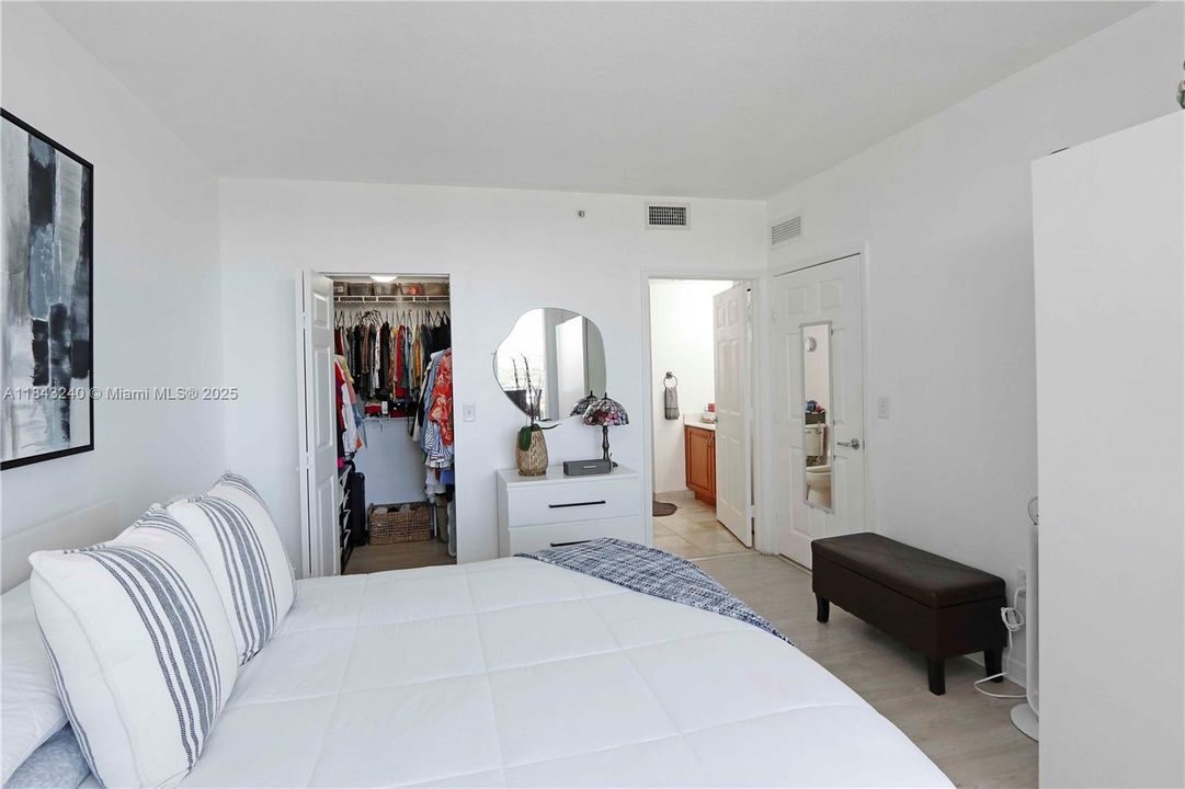 For Sale: $454,000 (2 beds, 2 baths, 920 Square Feet)