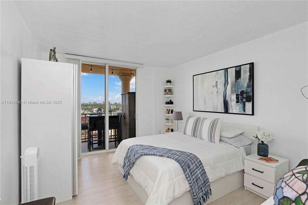 For Sale: $454,000 (2 beds, 2 baths, 920 Square Feet)